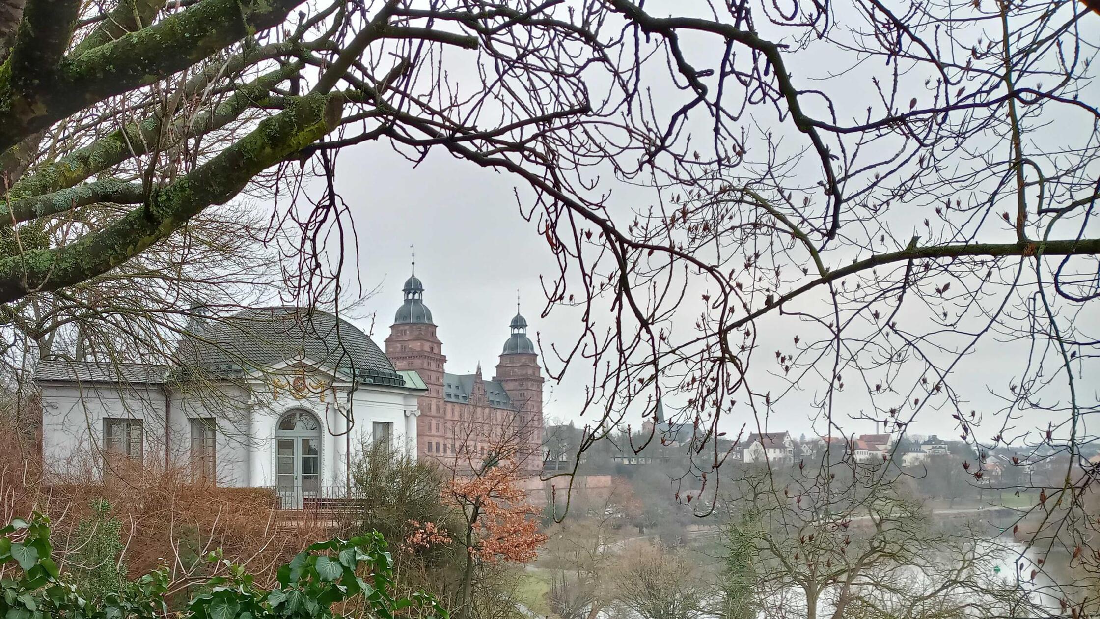 Je 60 Kilometer - die Spessartwege:
Folgt man dem Motto "Von Fürsten, Fuhrleuten und Pilgern", ist man den historischen Sehenswürdigkeiten des Spessart-Mainlands auf der Spur. Aschaffenburg selbst mit seinem Schloss Johannisburg erinnert an die Toskana, und durch einen Wald geht es weiter ins Fachwerkstädtchen Lohr am Main, wo das historische Schneewittchen gelebt haben soll. Alle Infos zur Strecke und einzelnen Etappen gibt es hier.