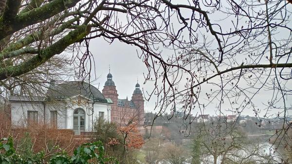 Je 60 Kilometer - die Spessartwege:
Folgt man dem Motto "Von Fürsten, Fuhrleuten und Pilgern", ist man den historischen Sehenswürdigkeiten des Spessart-Mainlands auf der Spur. Aschaffenburg selbst mit seinem Schloss Johannisburg erinnert an die Toskana, und durch einen Wald geht es weiter ins Fachwerkstädtchen Lohr am Main, wo das historische Schneewittchen gelebt haben soll. Alle Infos zur Strecke und einzelnen Etappen gibt es hier.