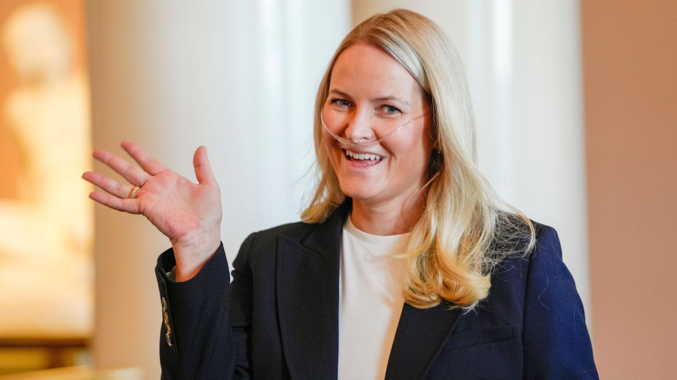 Die norwegische Kronprinzessin Mette-Marit winkt b