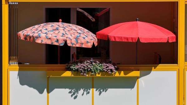 Zwei Sonnenschirme sorgen für Schatten auf einem B