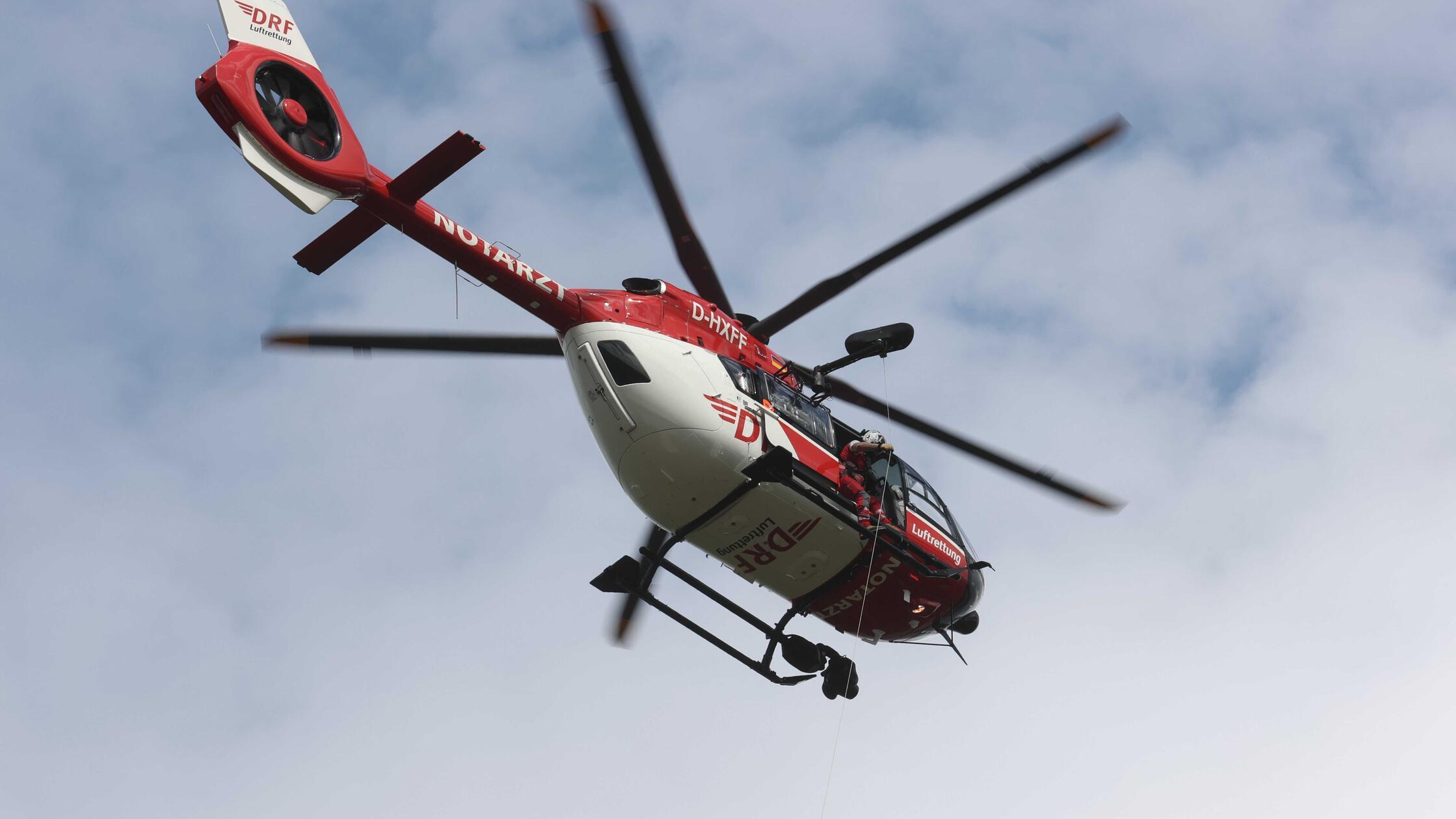 Schwerer-Unfall-mit-Rasenm-her-in-Franken-Mann-ger-t-ins-M-hwerk-Hubschrauber-im-Einsatz