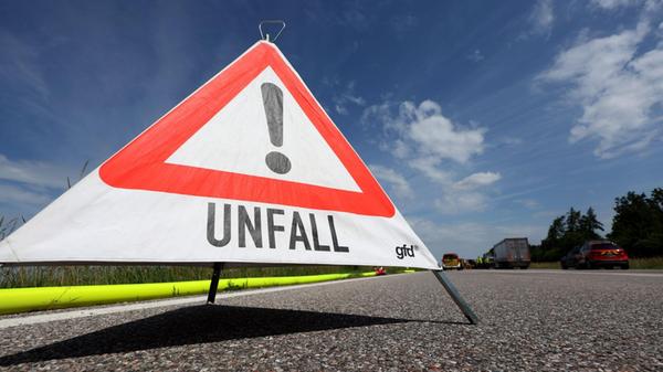 Ein Warndreieck mit der Aufschrift «Unfall» steht