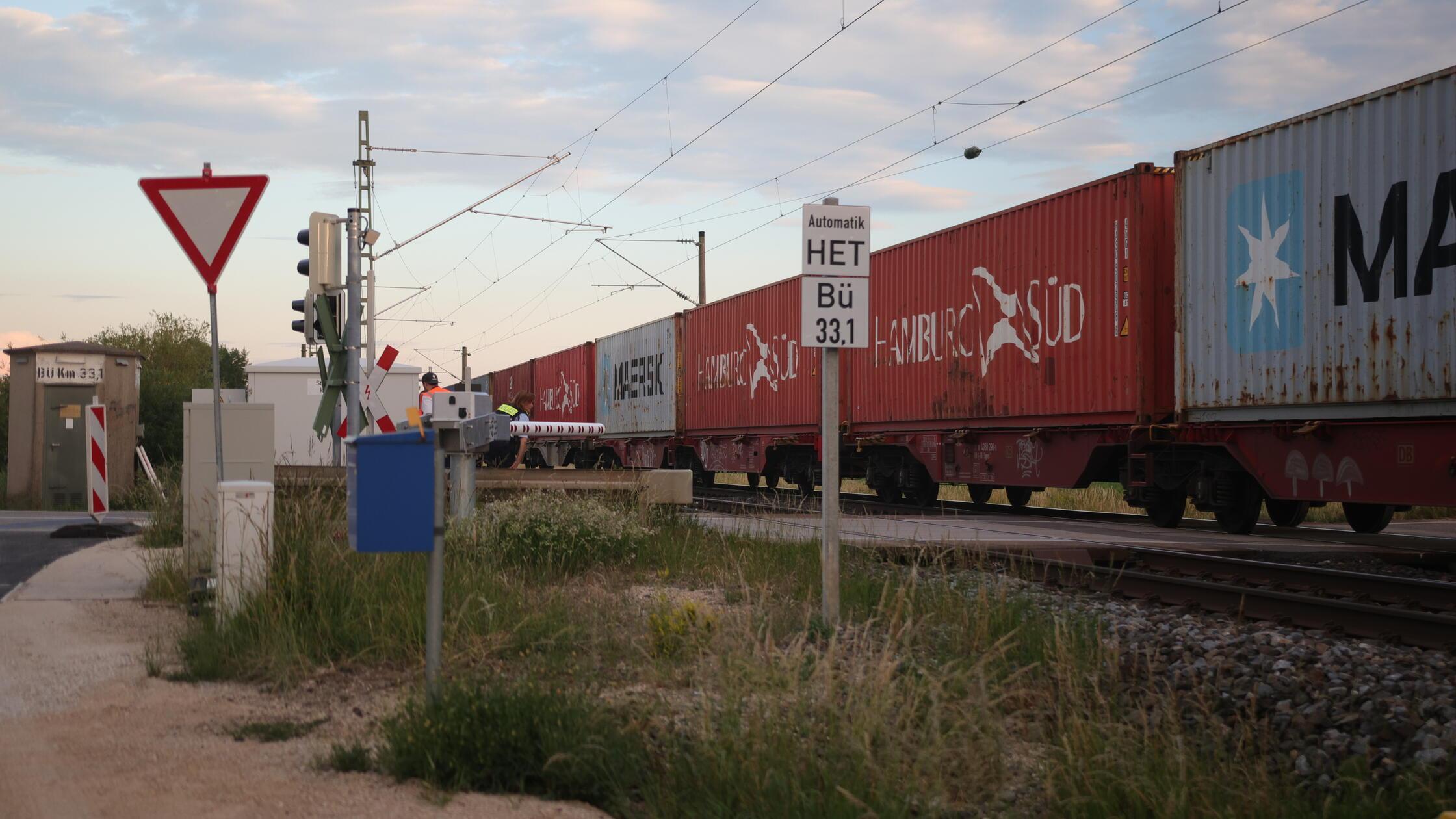 Accident with freight train: Biker speeds across closed level crossing in ...