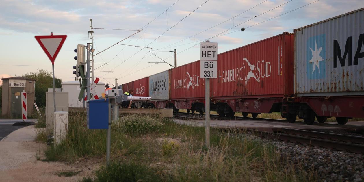 Accident with freight train: Biker speeds across closed level crossing in ...