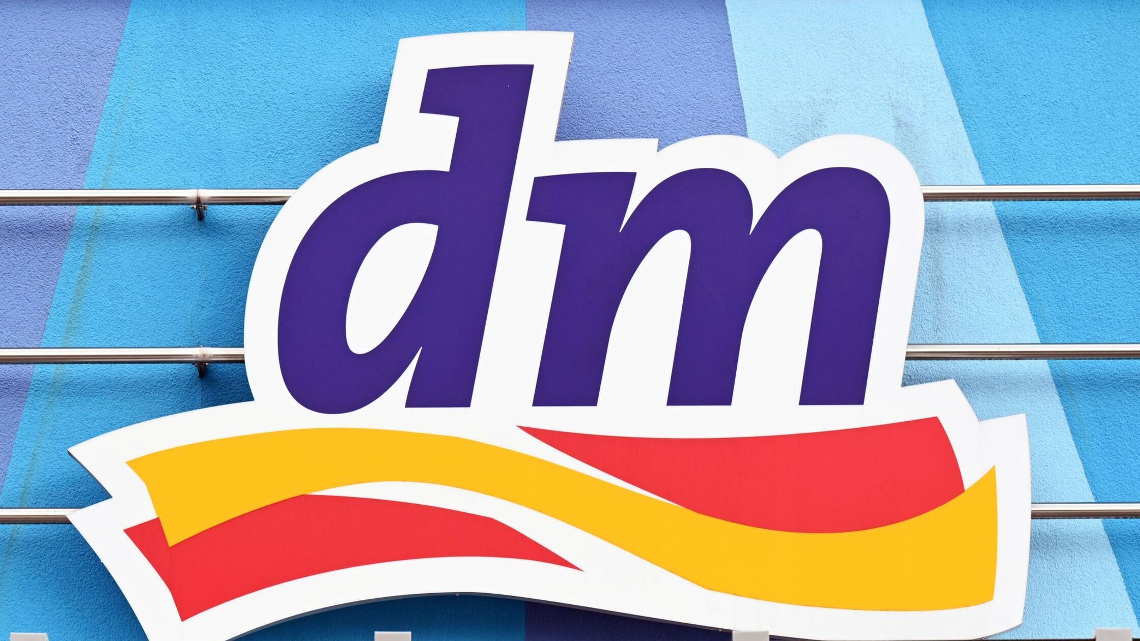 Ein Logo der Drogeriemarktkette dm, aufgenommen an