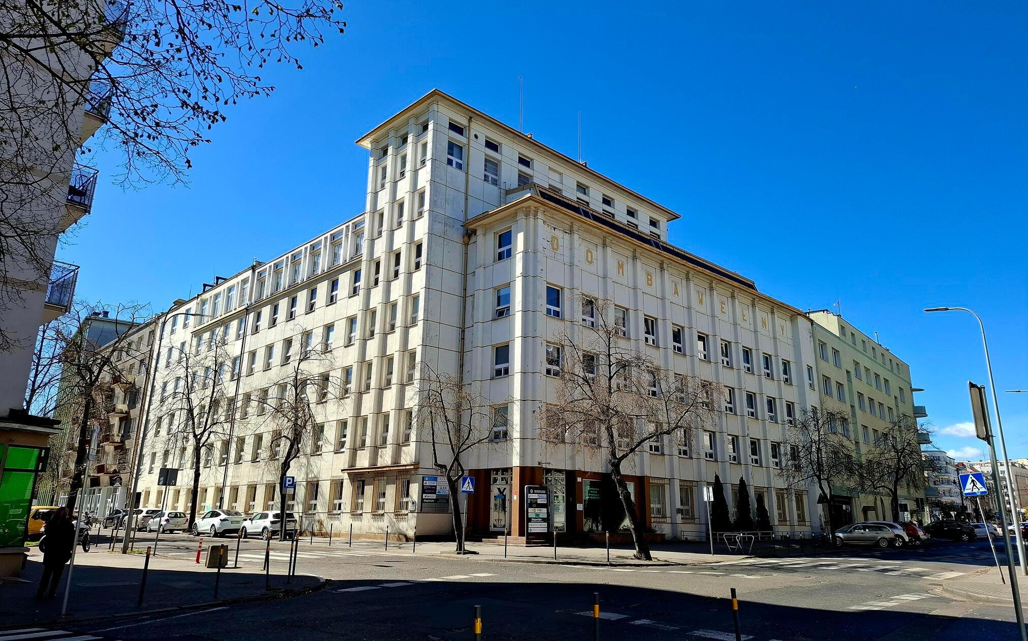 Die modernistische Architektur (ca. 1900–1970er) revolutionierte das Bauen durch Minimalismus, Funktionalismus („form follows function“) und den Verzicht auf Ornamente. Klare Linien, rechte Winkel und kubische Formen dominieren das Stadtbild von Gdynia. Die Baumwoll-Qualitätsprüfungsanstalt, in der bis heute Experten aus der ganzen Welt ausgebildet werden.