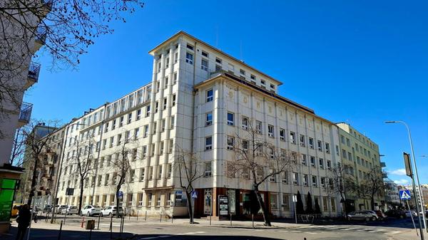 Die modernistische Architektur (ca. 1900–1970er) revolutionierte das Bauen durch Minimalismus, Funktionalismus („form follows function“) und den Verzicht auf Ornamente. Klare Linien, rechte Winkel und kubische Formen dominieren das Stadtbild von Gdynia. Die Baumwoll-Qualitätsprüfungsanstalt, in der bis heute Experten aus der ganzen Welt ausgebildet werden.
