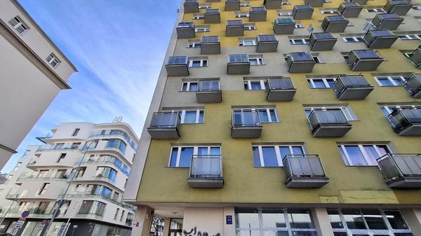 Modernismus trifft auf Glas - die Abwechslung zwischen Beton und Glas erzeugt faszinierende Ausblicke.