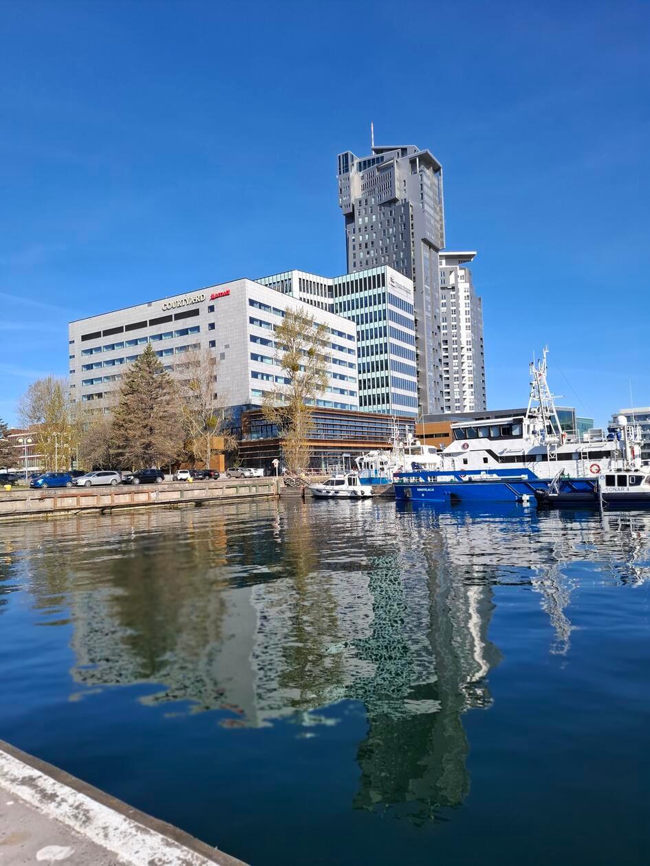 Fantastischer Ausblick auf den Yachthafen von Gdynia hat man vom Courtyard Gdynia Waterfront-Hotel - auch für Familien und Reisende mit Hund geeignet.