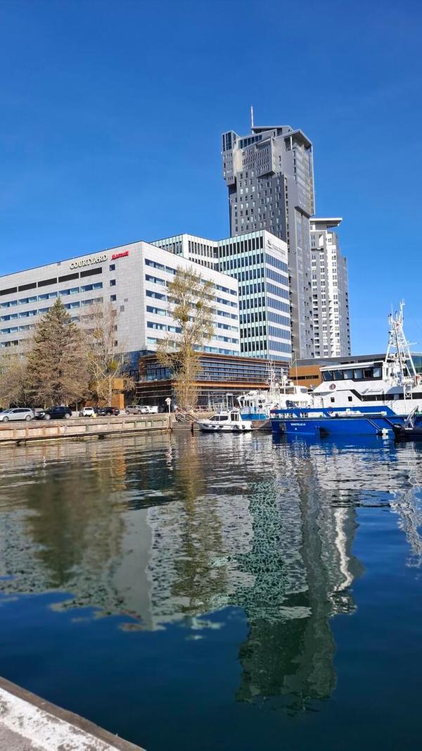 Fantastischer Ausblick auf den Yachthafen von Gdynia hat man vom Courtyard Gdynia Waterfront-Hotel - auch für Familien und Reisende mit Hund geeignet.