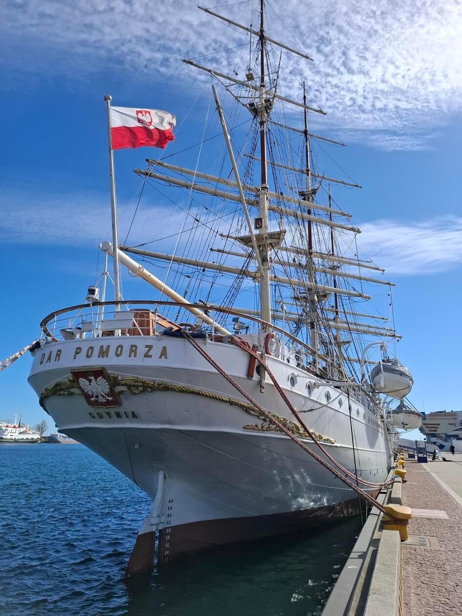 Die Dar Pomorza ist ein dreimastiges Vollschiff, das jahrelang in Polen als Segelschulschiff eingesetzt wurde und jetzt als Museumsschiff in Gdynia (Gdingen) liegt.