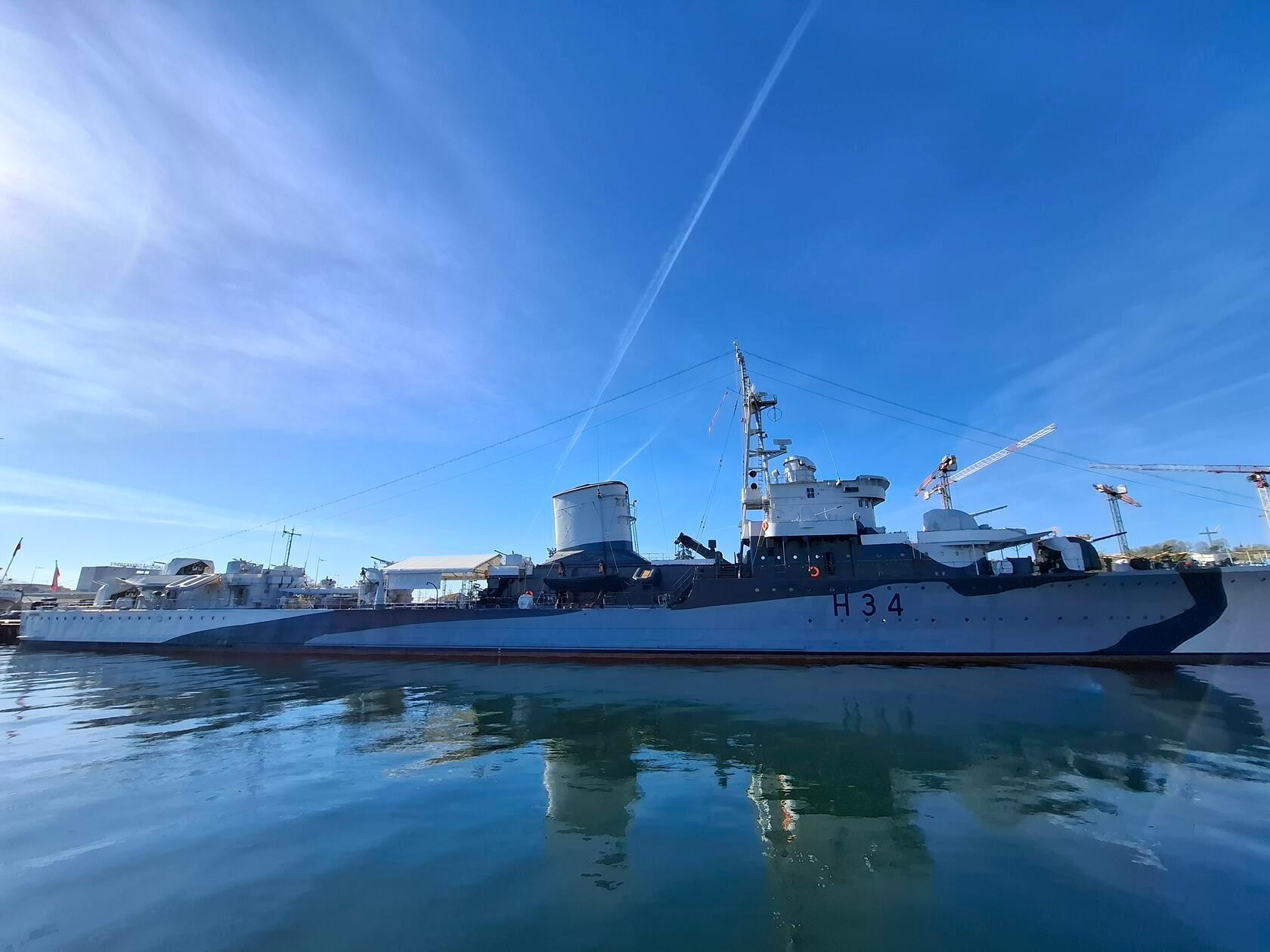Auf dem Bild ist der polnische Zerstörer ORP Błyskawica zu sehen, der als Museumsschiff im Hafen von Gdingen (Gdynia), Polen, liegt.