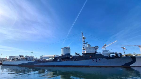 Auf dem Bild ist der polnische Zerstörer ORP Błyskawica zu sehen, der als Museumsschiff im Hafen von Gdingen (Gdynia), Polen, liegt.