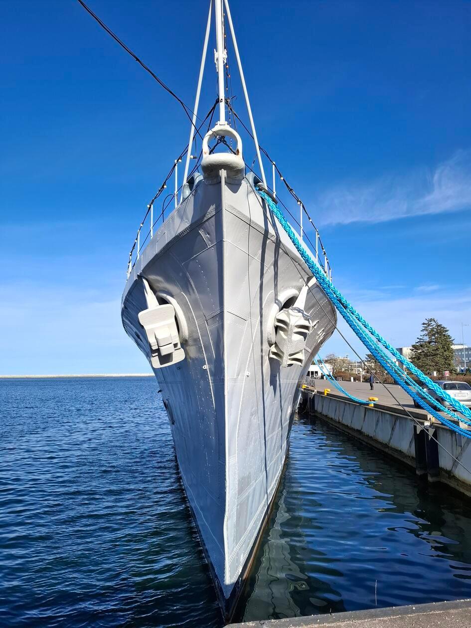 Auf dem Bild ist der polnische Zerstörer ORP Błyskawica zu sehen, der als Museumsschiff im Hafen von Gdingen (Gdynia), Polen, liegt. Wäre er heute noch für die Marine tätig, wäre er aufgrund seiner schmalen Bauart noch heute eines der schnellsten Kriegsschiffe der Welt.