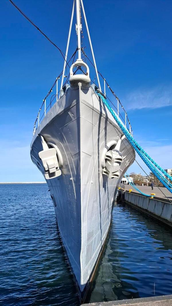 Auf dem Bild ist der polnische Zerstörer ORP Błyskawica zu sehen, der als Museumsschiff im Hafen von Gdingen (Gdynia), Polen, liegt. Wäre er heute noch für die Marine tätig, wäre er aufgrund seiner schmalen Bauart noch heute eines der schnellsten Kriegsschiffe der Welt.