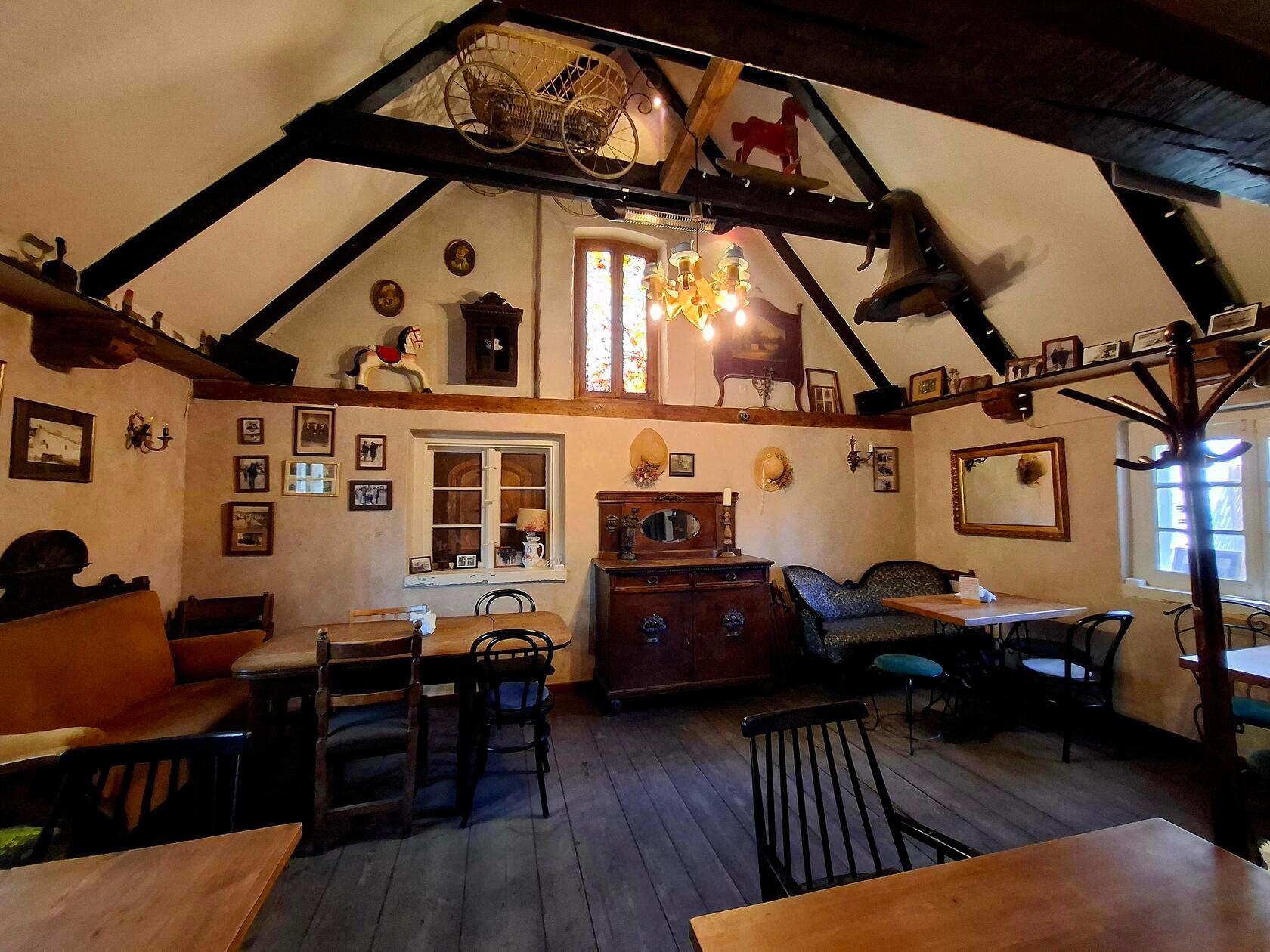 Im Cafe Strych in der ul. Plac Kaszubski 7B kann man heute noch erleben, wie die Fischer damals lebten. Ein Haus gehörte zwei Familen. Unten wurde gelebt, oben geschlafen.