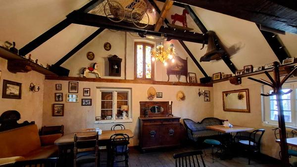 Im Cafe Strych in der ul. Plac Kaszubski 7B kann man heute noch erleben, wie die Fischer damals lebten. Ein Haus gehörte zwei Familen. Unten wurde gelebt, oben geschlafen.