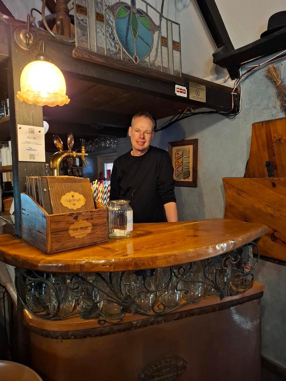 Im Cafe Strych in der ul. Plac Kaszubski 7B kann man heute noch erleben, wie die Fischer damals lebten. Ein Haus gehörte zwei Familen. Unten wurde gelebt, oben geschlafen. Jakob Boczek ist selbst ein Nachfahre der Fischer von Gdynia und betreibt heute das Café. Hier wird zu gemacht, wenn der Letzte geht.