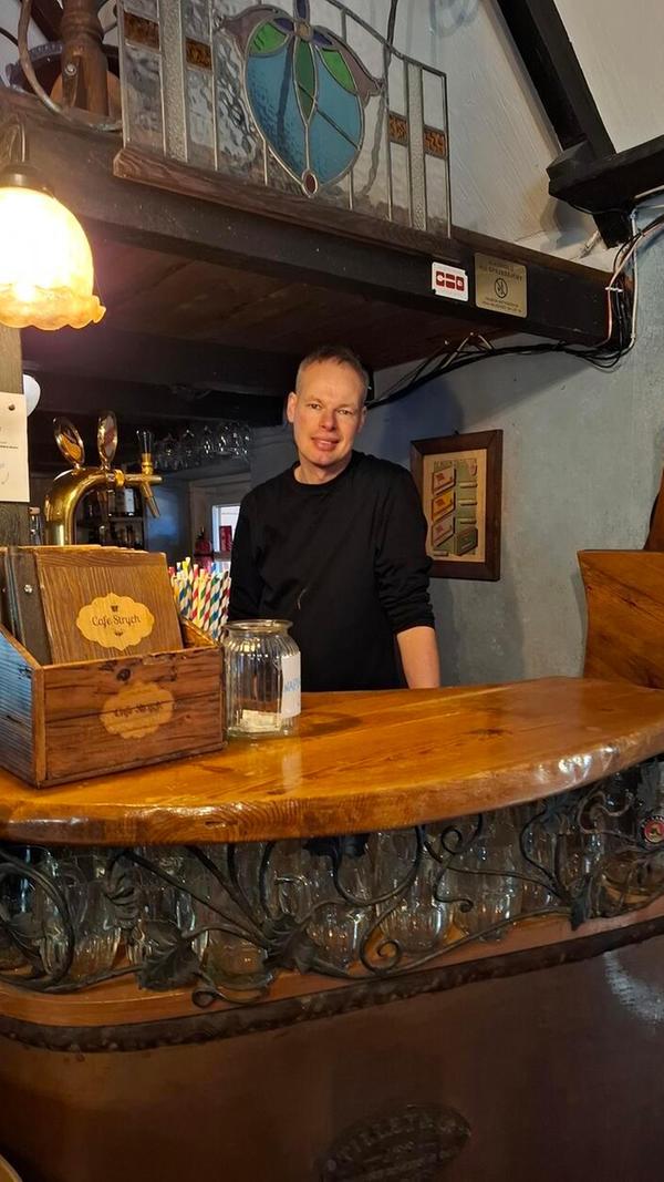 Im Cafe Strych in der ul. Plac Kaszubski 7B kann man heute noch erleben, wie die Fischer damals lebten. Ein Haus gehörte zwei Familen. Unten wurde gelebt, oben geschlafen. Jakob Boczek ist selbst ein Nachfahre der Fischer von Gdynia und betreibt heute das Café. Hier wird zu gemacht, wenn der Letzte geht.