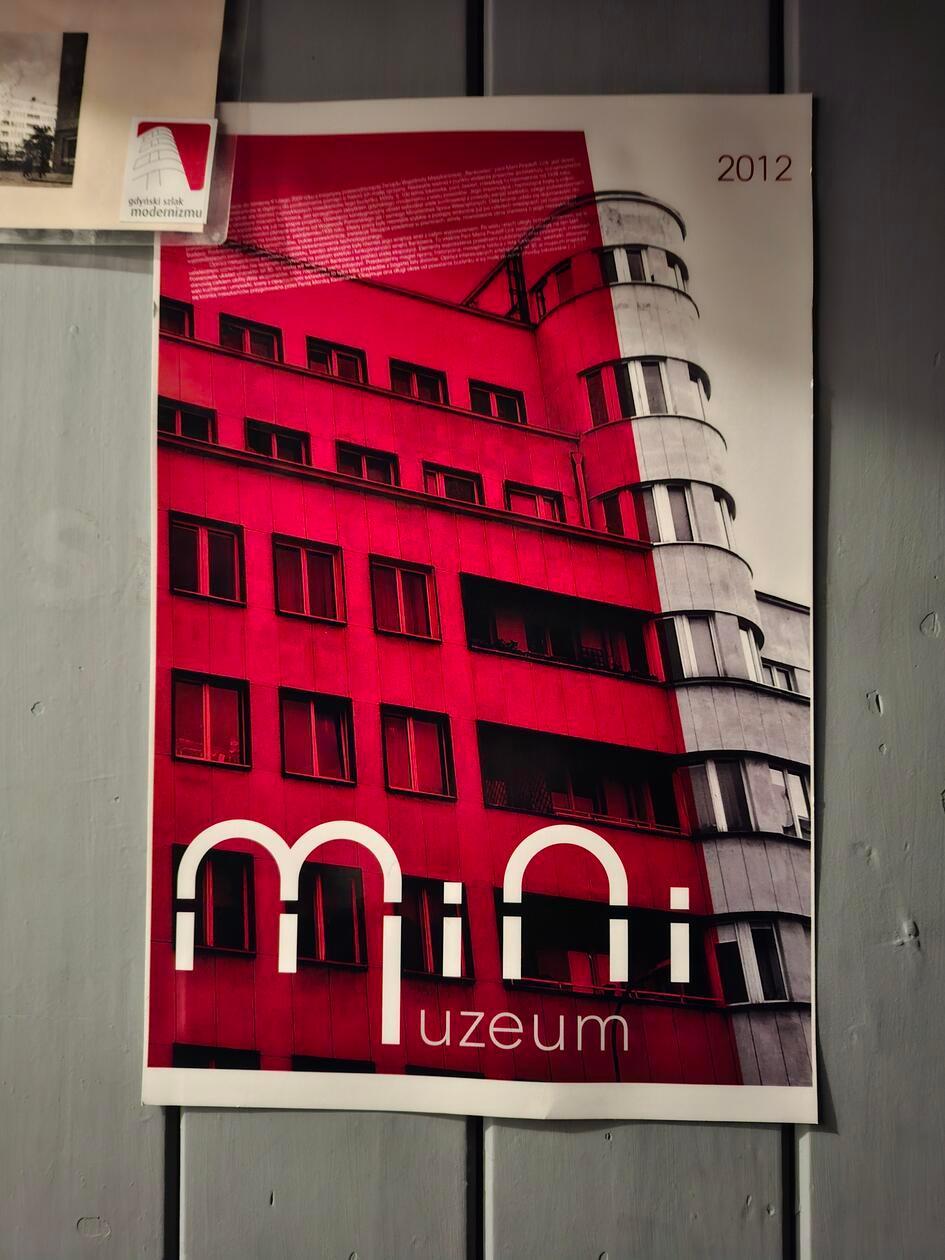 Ein Geheimtipp ist das Mini Museum "Bankowiec" in dem 30-er Jahre Luxusbau, in dem nur Menschen hoch angesehener Berufsstände einziehen durften. Im Keller des Gebäudes findet sich heute eine Sammlung der voll möblierten Wohnungen, die nach und nach renoviert wurden. 