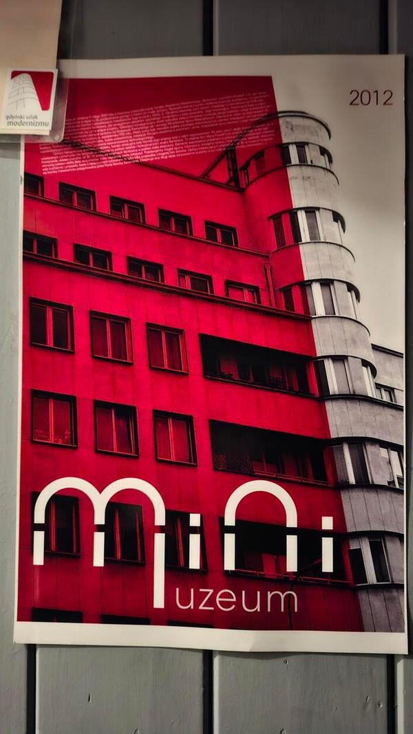 Ein Geheimtipp ist das Mini Museum "Bankowiec" in dem 30-er Jahre Luxusbau, in dem nur Menschen hoch angesehener Berufsstände einziehen durften. Im Keller des Gebäudes findet sich heute eine Sammlung der voll möblierten Wohnungen, die nach und nach renoviert wurden.