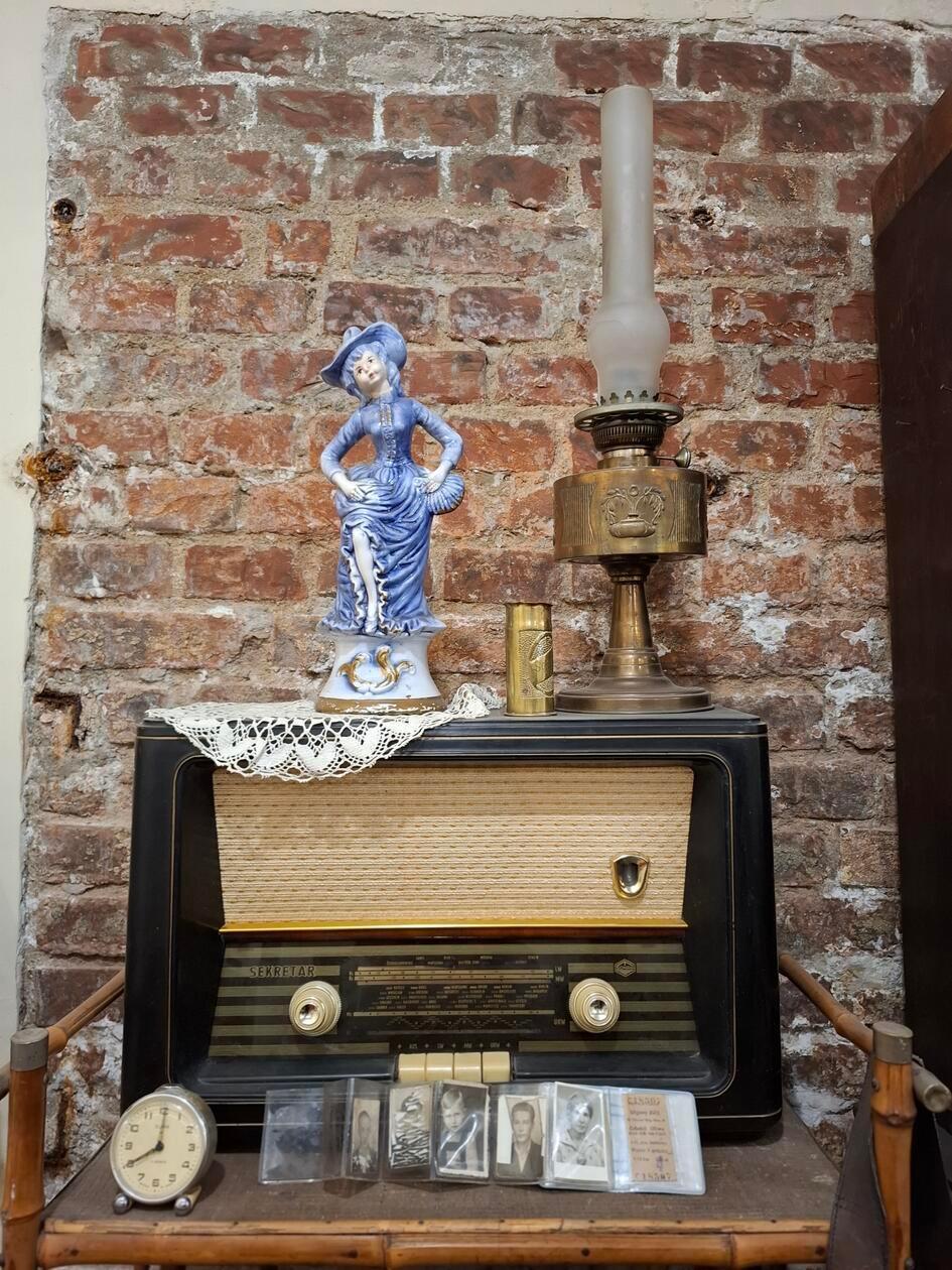 Geheimtipp ist das Mini Museum "Bankowiec" in dem 30-er Jahre Luxusbau, in dem nur Menschen hoch angesehener Berufsstände einziehen durften. Im Keller des Gebäudes findet sich heute eine Sammlung der voll möblierten Wohnungen, die nach und nach renoviert wurden. Entstanden ist doieses Museum auf Initiative von Maria Piradoff-Link (76), die bei Anruf auch durch das Museum führt und erzählt.