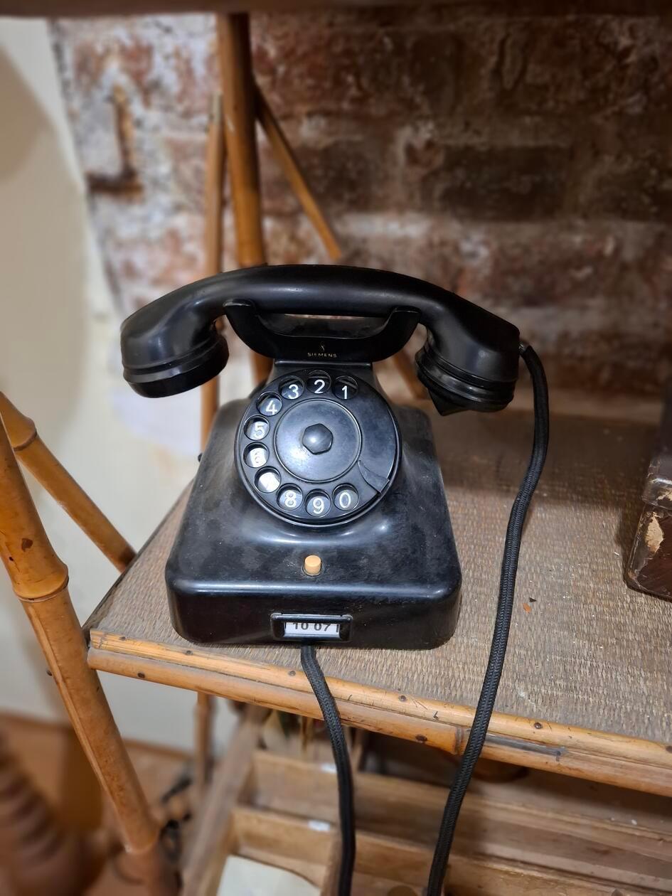 Geheimtipp ist das Mini Museum "Bankowiec" in dem 30-er Jahre Luxusbau, in dem nur Menschen hoch angesehener Berufsstände einziehen durften. Im Keller des Gebäudes findet sich heute eine Sammlung der voll möblierten Wohnungen, die nach und nach renoviert wurden. Entstanden ist doieses Museum auf Initiative von Maria Piradoff-Link (76), die bei Anruf auch durch das Museum führt und erzählt.
