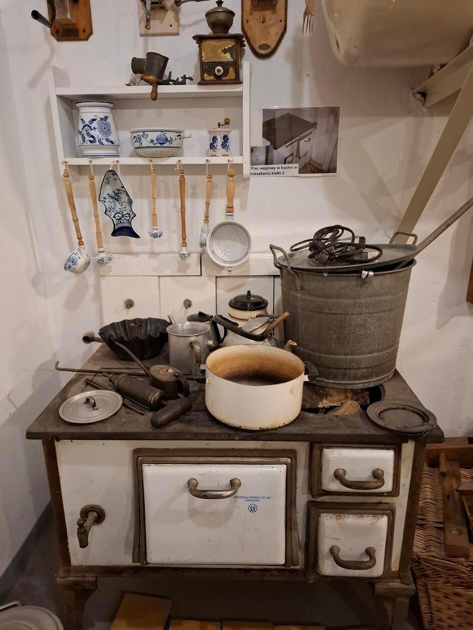Geheimtipp ist das Mini Museum "Bankowiec" in dem 30-er Jahre Luxusbau, in dem nur Menschen hoch angesehener Berufsstände einziehen durften. Im Keller des Gebäudes findet sich heute eine Sammlung der voll möblierten Wohnungen, die nach und nach renoviert wurden. Entstanden ist doieses Museum auf Initiative von Maria Piradoff-Link (76), die bei Anruf auch durch das Museum führt und erzählt.
