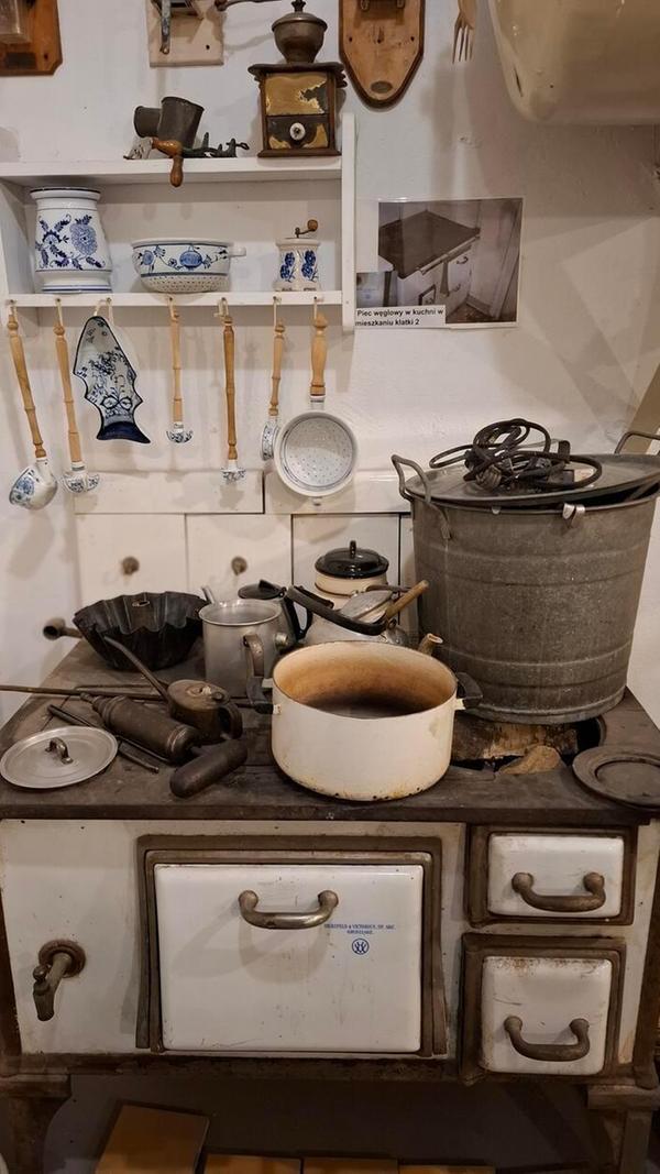 Geheimtipp ist das Mini Museum "Bankowiec" in dem 30-er Jahre Luxusbau, in dem nur Menschen hoch angesehener Berufsstände einziehen durften. Im Keller des Gebäudes findet sich heute eine Sammlung der voll möblierten Wohnungen, die nach und nach renoviert wurden. Entstanden ist doieses Museum auf Initiative von Maria Piradoff-Link (76), die bei Anruf auch durch das Museum führt und erzählt.