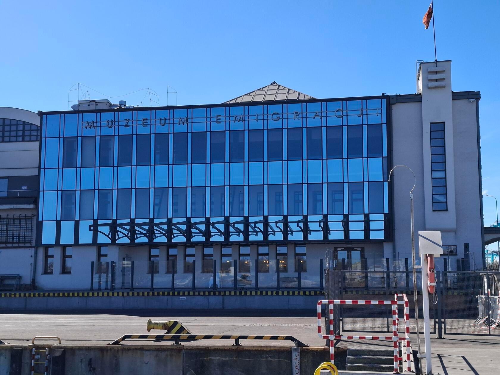 Das Emigrationsmuseum in Gdynia (Muzeum Emigracji) ist das erste und einzige Museum in Polen, das sich umfassend der Geschichte der polnischen Auswanderung widmet. Es befindet sich im historischen Gebäude des Dworzec Morski (Seebahnhof), dem Ort, von dem aus jahrzehntelang Tausende Menschen ihre Reise in die Ferne antraten. Die Ausstellung ist absolut empfehlenswert - auch für Kinder ab dem Grundschulalter.