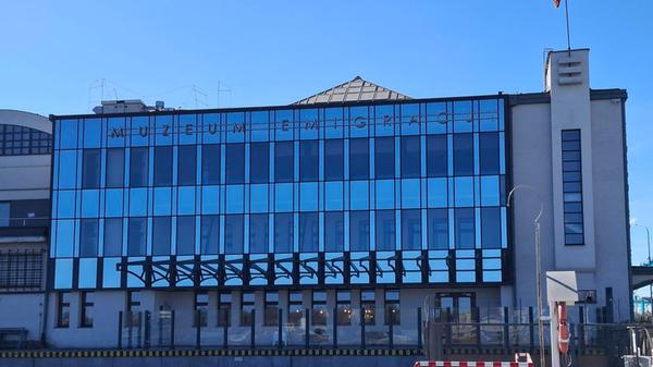 Das Emigrationsmuseum in Gdynia (Muzeum Emigracji) ist das erste und einzige Museum in Polen, das sich umfassend der Geschichte der polnischen Auswanderung widmet. Es befindet sich im historischen Gebäude des Dworzec Morski (Seebahnhof), dem Ort, von dem aus jahrzehntelang Tausende Menschen ihre Reise in die Ferne antraten. Die Ausstellung ist absolut empfehlenswert - auch für Kinder ab dem Grundschulalter.