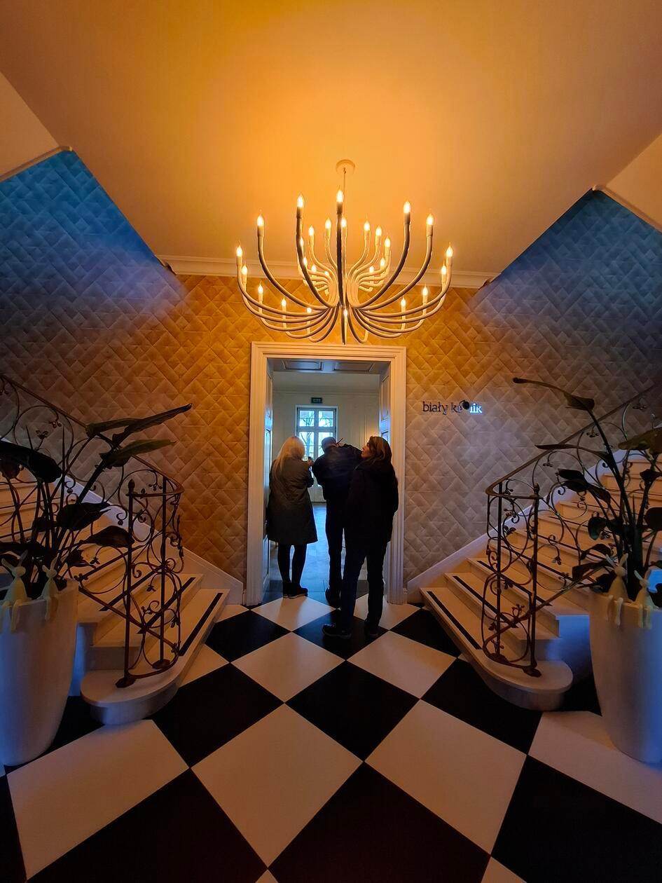 Das Hotel Quadrille in Gdynia ist ein exklusives, vom Michelin Guide empfohlenes Boutique-Hotel (Adults-only), das für sein Alice-im-Wunderland-Design bekannt ist. Es ist als Relais & Châteaux-Haus zertifiziert und bietet hochwertige Zimmer, ein Spa und gehobene Gastronomie in einem renovierten Palast aus dem 18. Jahrhundert.