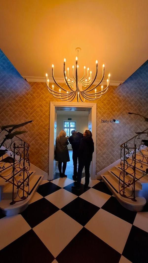 Das Hotel Quadrille in Gdynia ist ein exklusives, vom Michelin Guide empfohlenes Boutique-Hotel (Adults-only), das für sein Alice-im-Wunderland-Design bekannt ist. Es ist als Relais & Châteaux-Haus zertifiziert und bietet hochwertige Zimmer, ein Spa und gehobene Gastronomie in einem renovierten Palast aus dem 18. Jahrhundert.