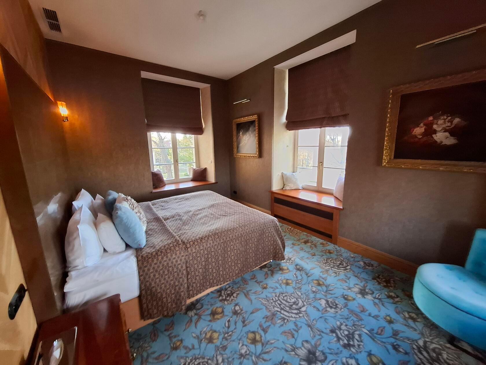 Das Hotel Quadrille in Gdynia ist ein exklusives, vom Michelin Guide empfohlenes Boutique-Hotel (Adults-only), das für sein Alice-im-Wunderland-Design bekannt ist. Es ist als Relais & Châteaux-Haus zertifiziert und bietet hochwertige Zimmer, ein Spa und gehobene Gastronomie in einem renovierten Palast aus dem 18. Jahrhundert.