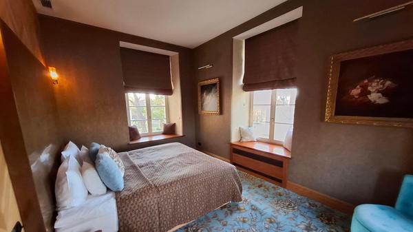 Das Hotel Quadrille in Gdynia ist ein exklusives, vom Michelin Guide empfohlenes Boutique-Hotel (Adults-only), das für sein Alice-im-Wunderland-Design bekannt ist. Es ist als Relais & Châteaux-Haus zertifiziert und bietet hochwertige Zimmer, ein Spa und gehobene Gastronomie in einem renovierten Palast aus dem 18. Jahrhundert.