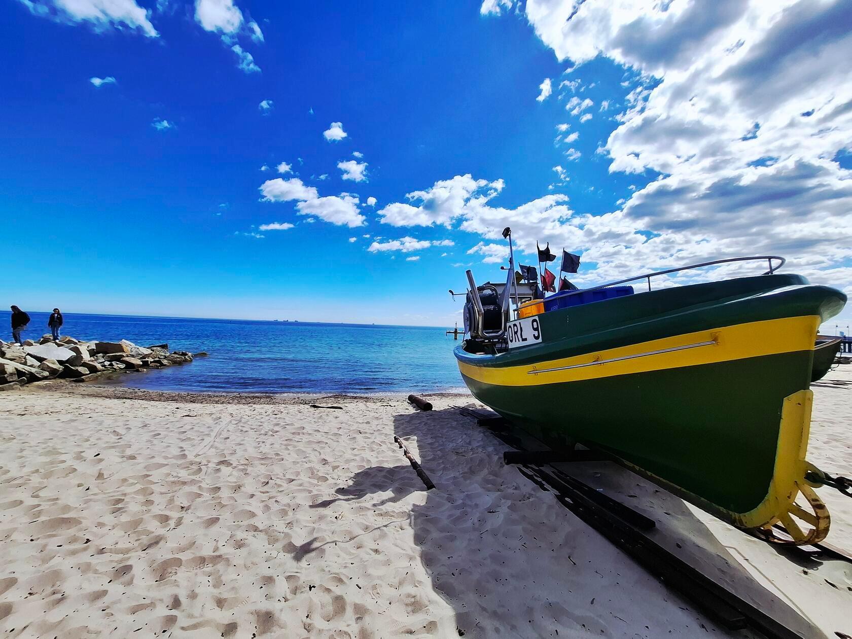 Der Strand von Orlowo ist sogar zu Fuß oder mit dem Rad von Gdynia zu erreichen. Hier gibt es einen langen Seesteg. Am Strand kann man bis zum Kurort Sopot schlendern und auch Danzig kann man von hier aus bereits sehen.