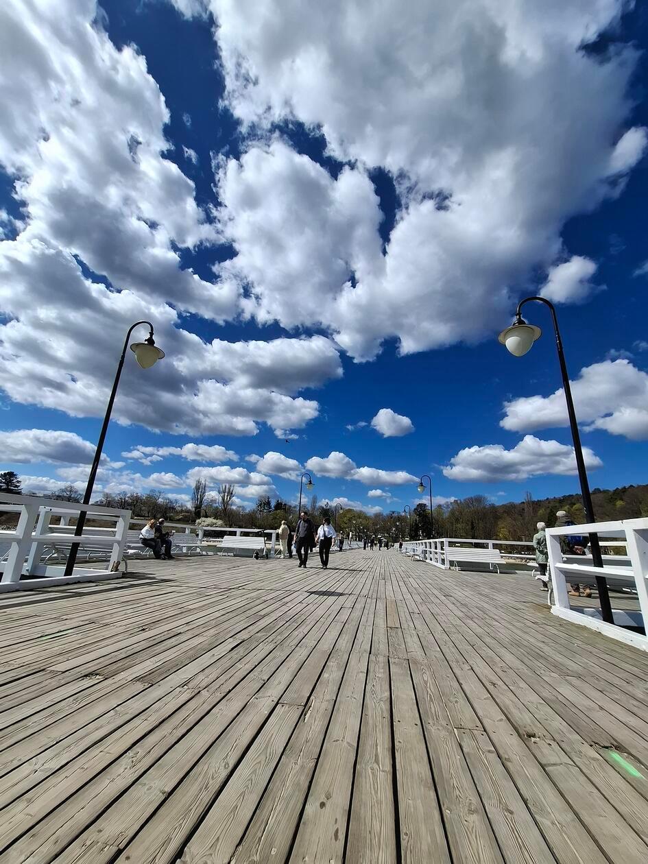 Der Strand von Orlowo ist sogar zu Fuß oder mit dem Rad von Gdynia zu erreichen. Hier gibt es einen langen Seesteg. Am Strand kann man bis zum Kurort Sopot schlendern und auch Danzig kann man von hier aus bereits sehen.