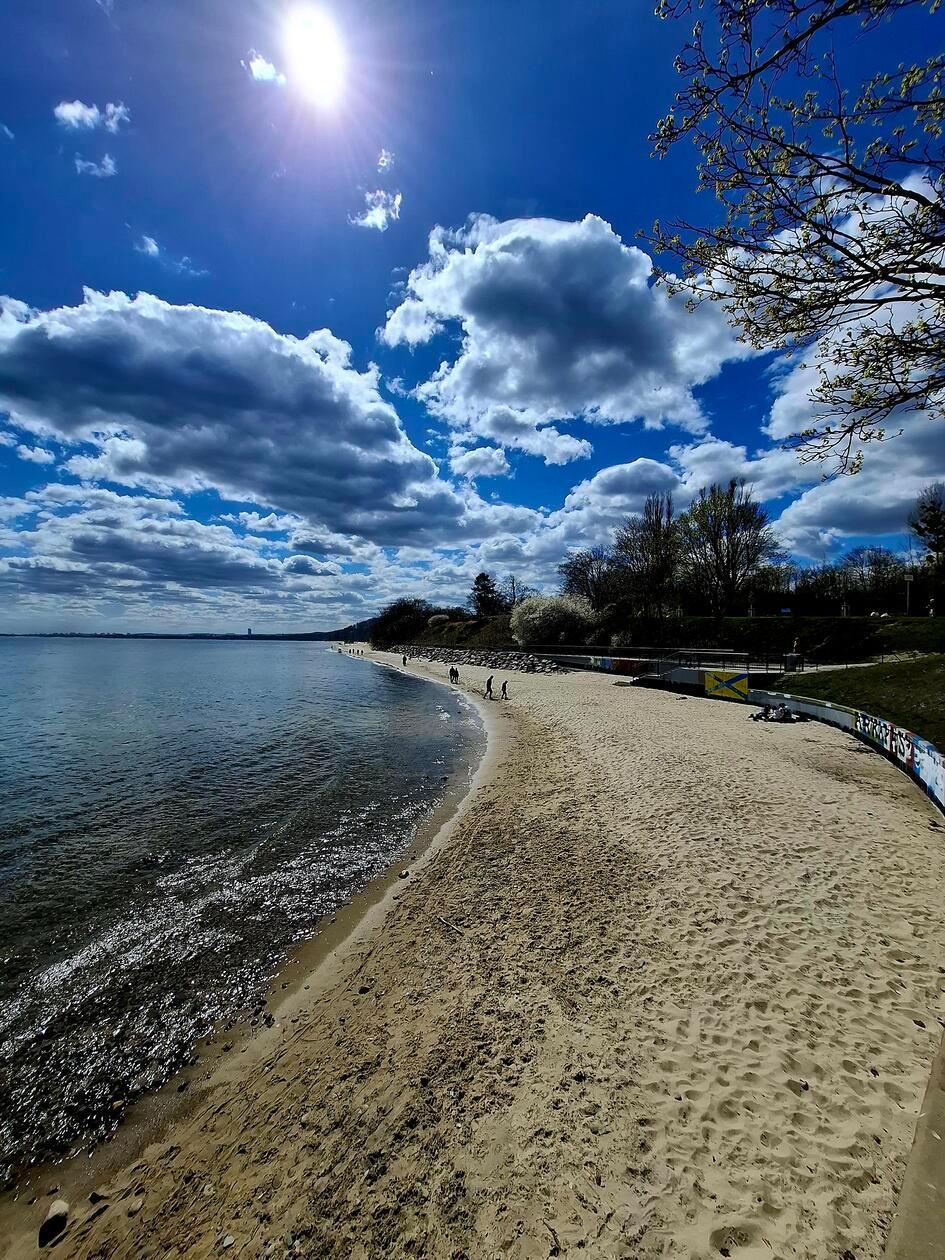 Der Strand von Orlowo ist sogar zu Fuß oder mit dem Rad von Gdynia zu erreichen. Hier gibt es einen langen Seesteg. Am Strand kann man bis zum Kurort Sopot schlendern und auch Danzig kann man von hier aus bereits sehen.