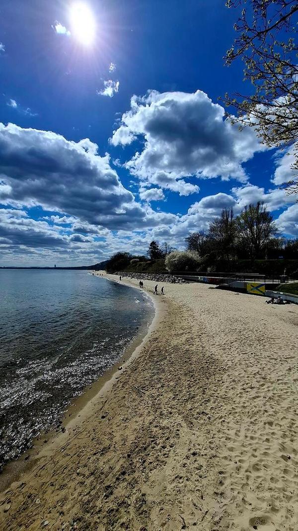 Der Strand von Orlowo ist sogar zu Fuß oder mit dem Rad von Gdynia zu erreichen. Hier gibt es einen langen Seesteg. Am Strand kann man bis zum Kurort Sopot schlendern und auch Danzig kann man von hier aus bereits sehen.