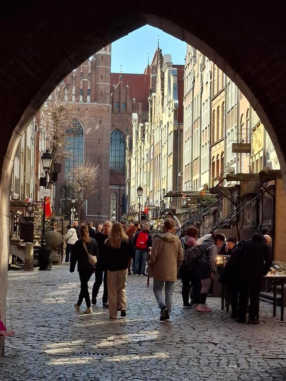 Von der Mottlau aus kann man durch die Tore hindurch immer wieder Richtung Zentrum abbiegen, hier ein Blick in die Straße Langer Markt.