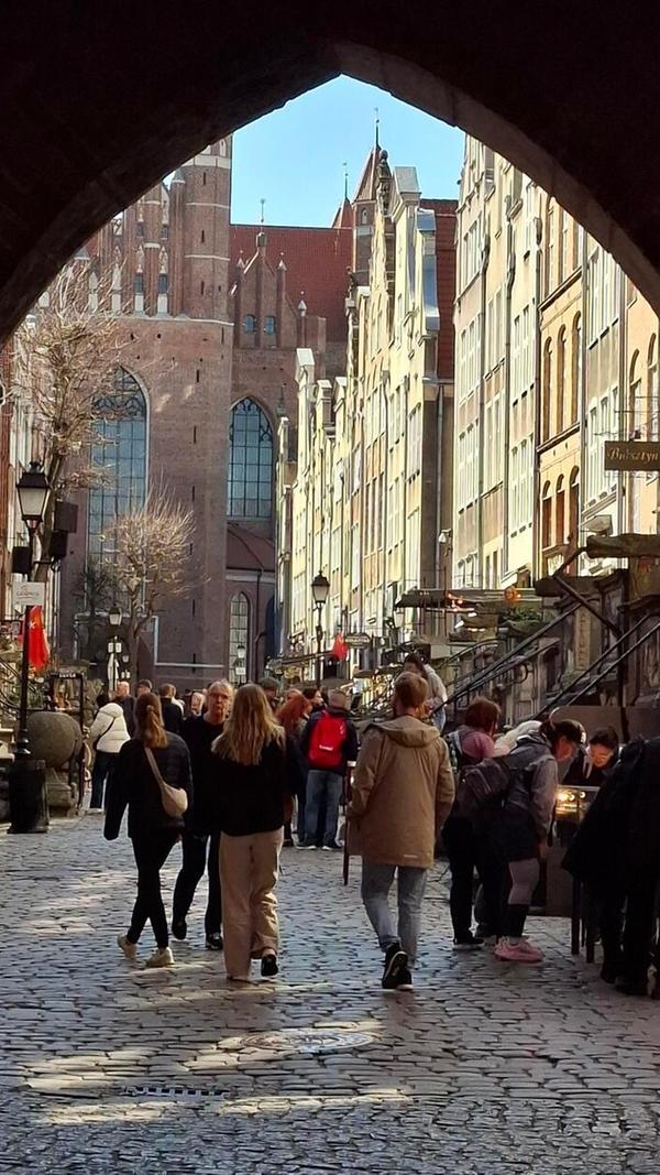 Von der Mottlau aus kann man durch die Tore hindurch immer wieder Richtung Zentrum abbiegen, hier ein Blick in die Straße Langer Markt.