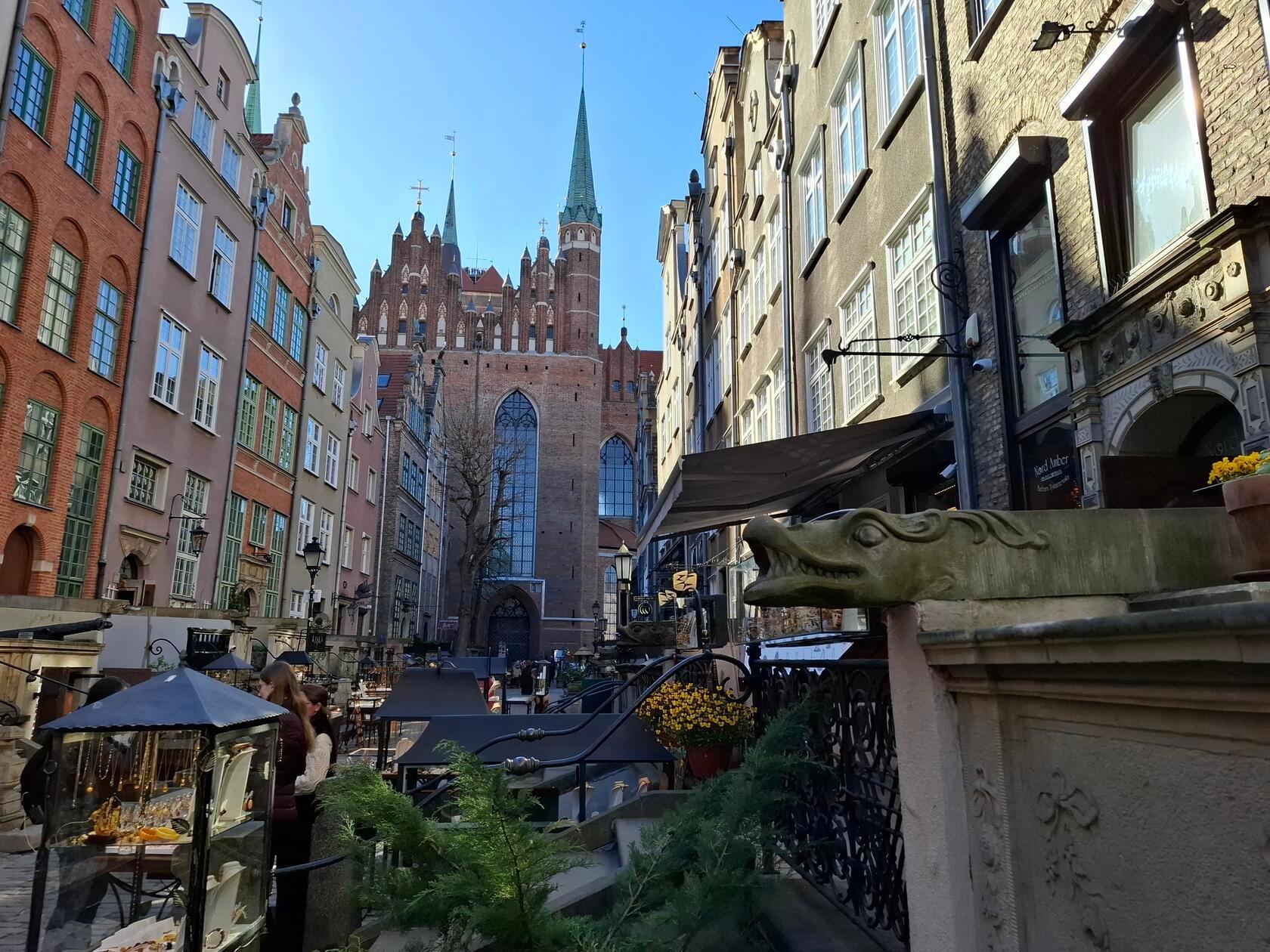 Hier der Blick auf die St. Marienkirche von der Mariacka aus, in der Bernsteinkünstler und -händler ihre Geschäfte haben.