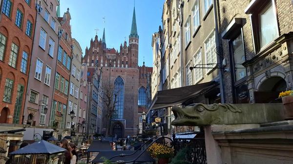 Hier der Blick auf die St. Marienkirche von der Mariacka aus, in der Bernsteinkünstler und -händler ihre Geschäfte haben.