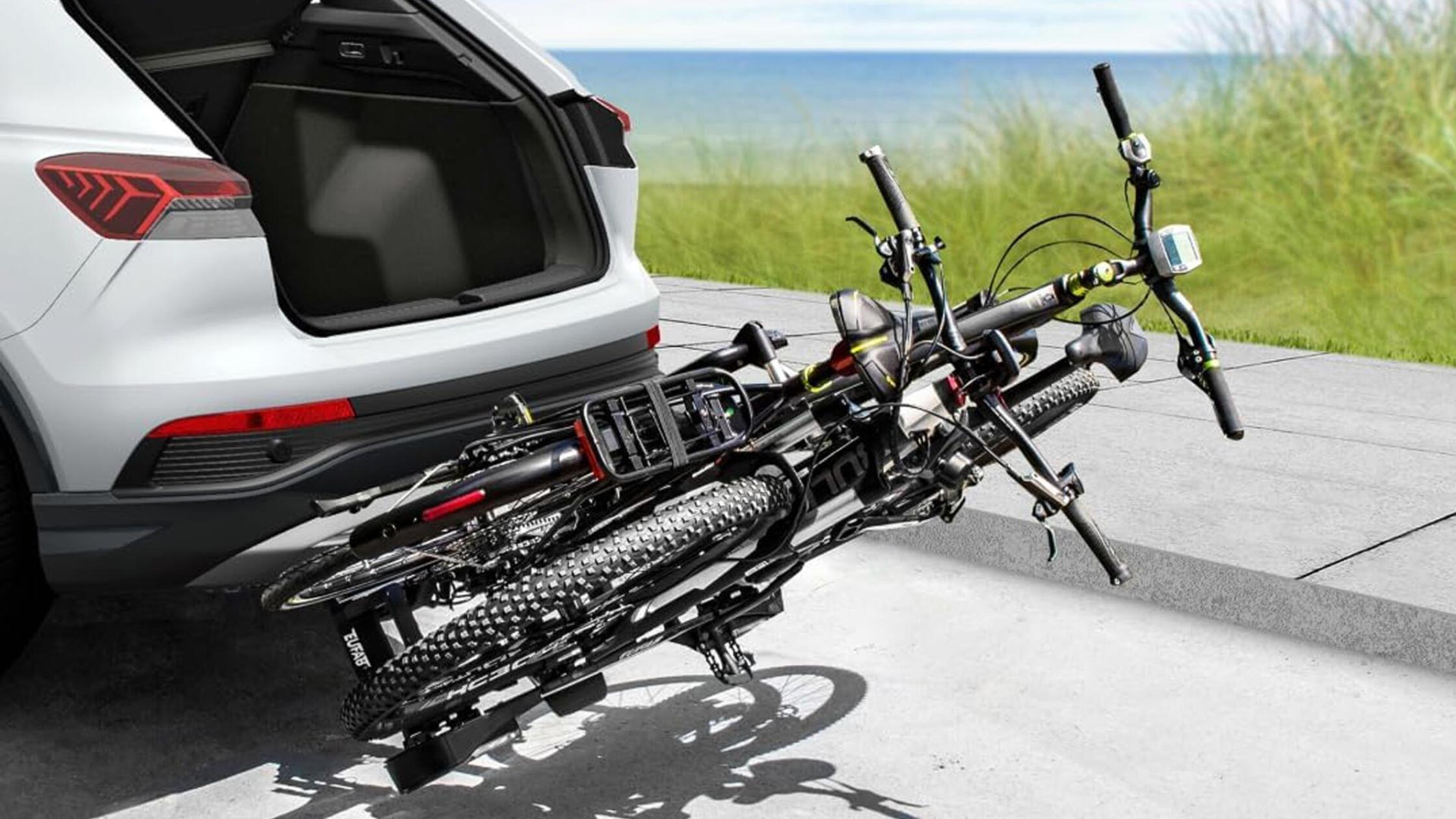 E-Bike-Fahrradtraeger per Fußpedal abklappbar