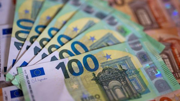 Geldscheine mit dem Wert von 100 und 50 Euro liege