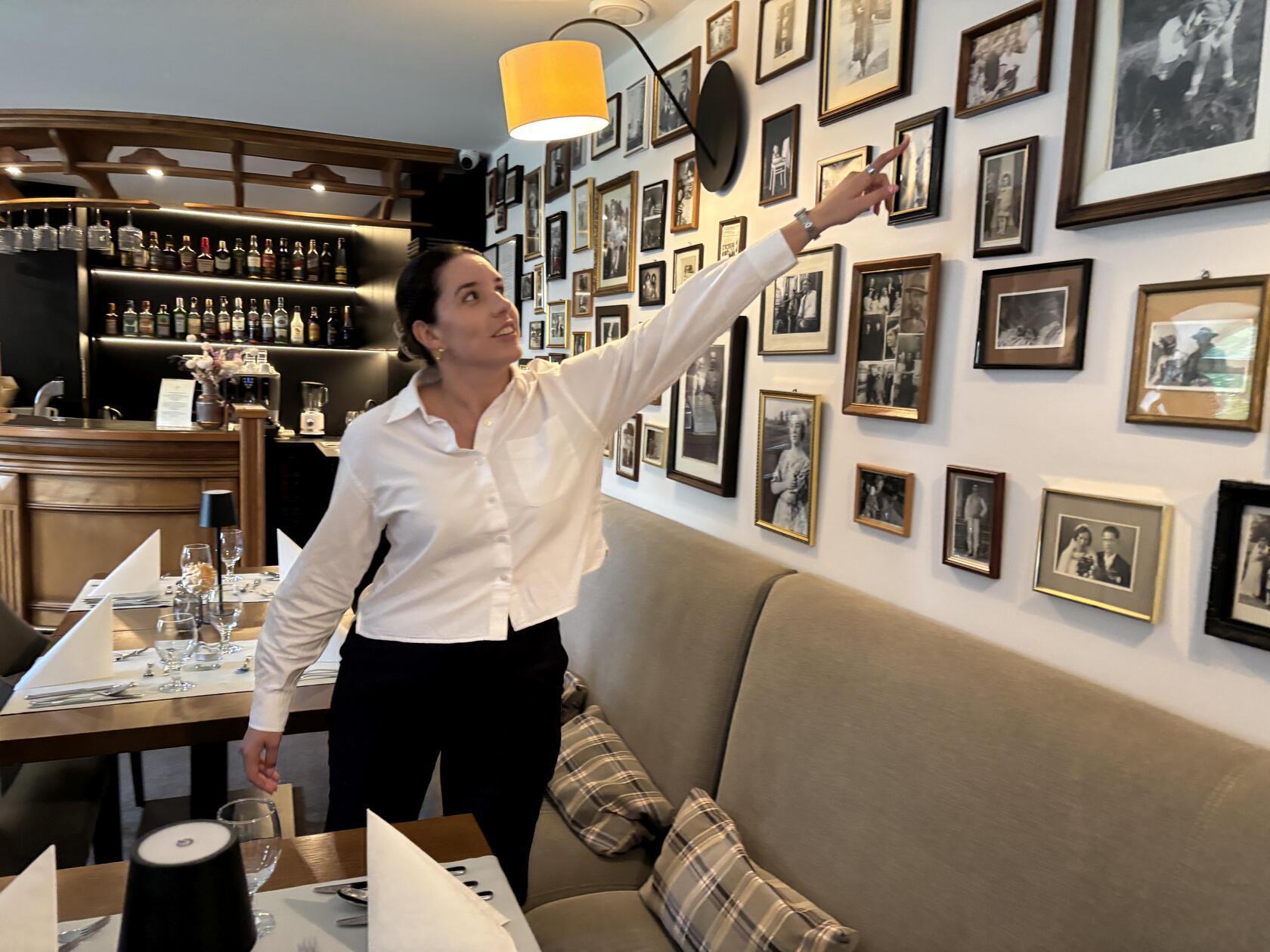 Anna Gacek erklärt im Hotel Batory die Geschichte ihrer Familie und ihrer Hotels. 