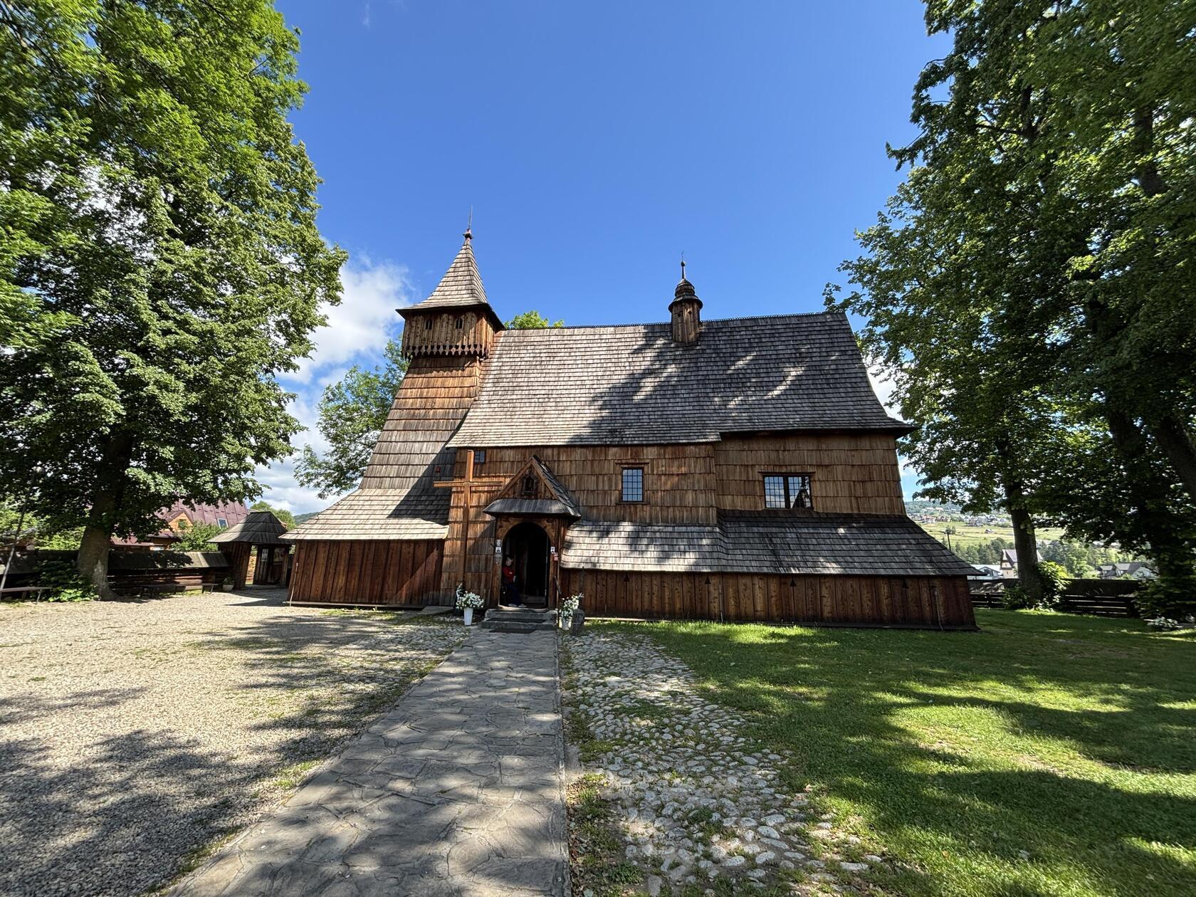 Die Holzkirche in Debno stammt aus dem Mittelalter und ist auf jeden Fall einen Abstecher wert. 