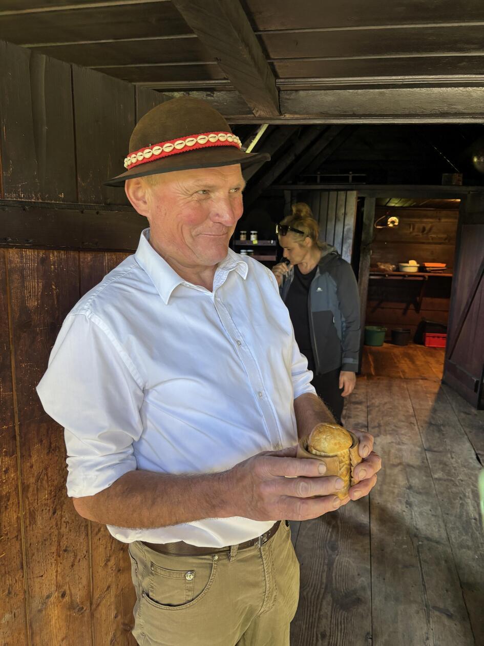 In den Schäferhütten wird ein würziger Räucherkäse hergestellt. Man kann ihn vor Ort frisch kaufen. 