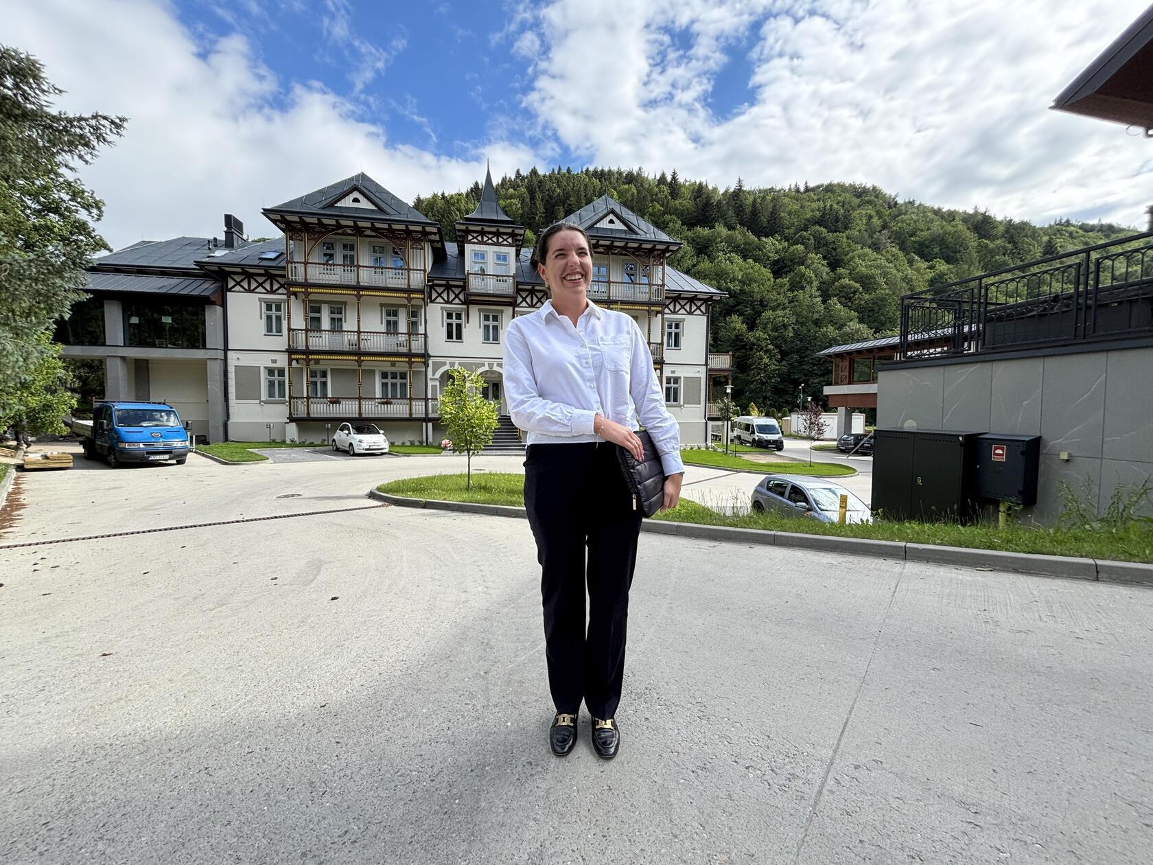 Anna Gacek vor dem neuesten Hotelprojekt ihrer Familie: Eine verfallene Villa wurde in ein luxuriöses Boutique-Hotel im Artdeco-Stil verwandelt. 