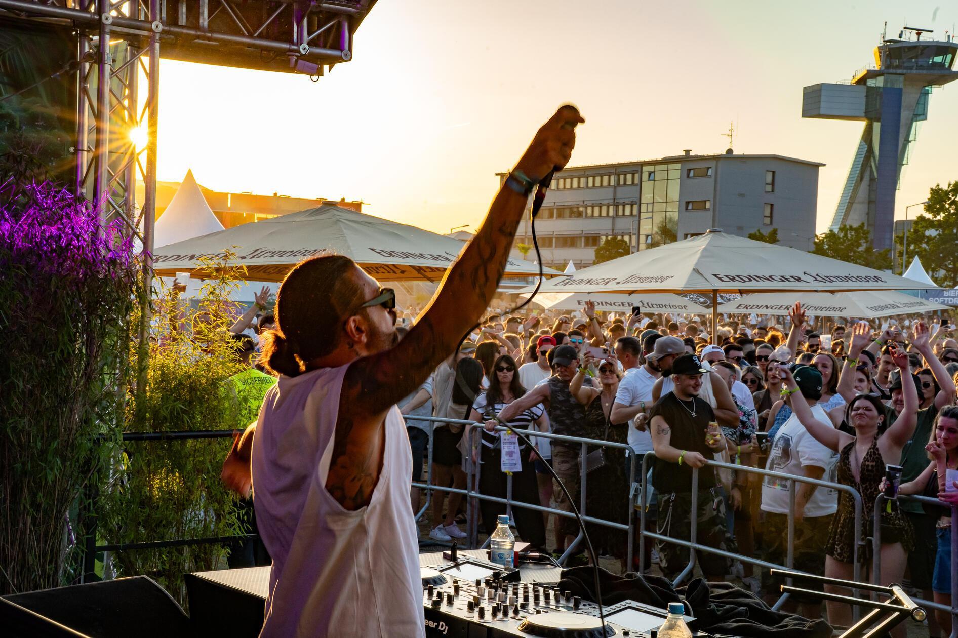 Bei dem eintägigen Festival konnte auf zwei Areas getanzt und gefeiert werden, bis weit nach Sonnenuntergang.